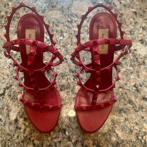 VALENTINO ROCKSTUD METALLIC CALFSKIN LEATHER ANKLE STRAP SANDAL 100 MM